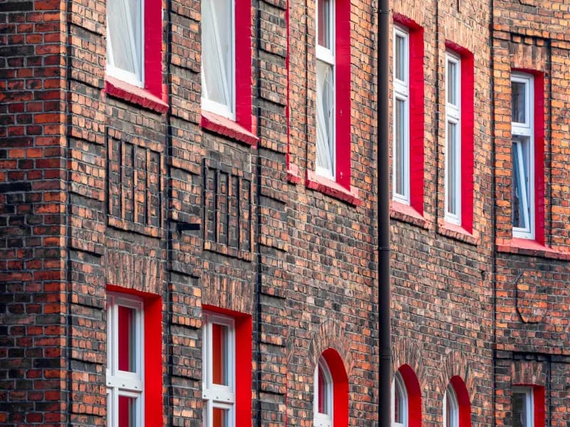 Dlaczego okna na Śląsku są czerwone i co kryje ich historia
