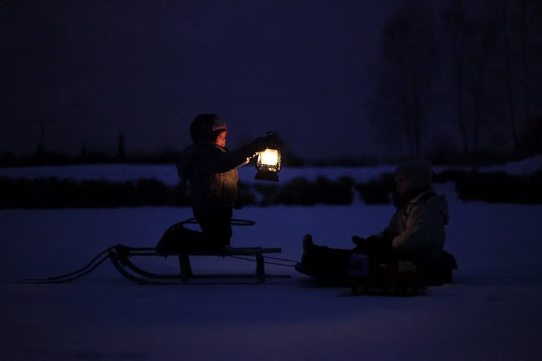 Atrakcje dla dzieci zimą: 10 pomysłów na niezapomniane ferie