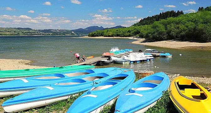Najlepsze plaże nad jeziorem czorsztyńskim - wakacyjny relaks z widokiem na zamek